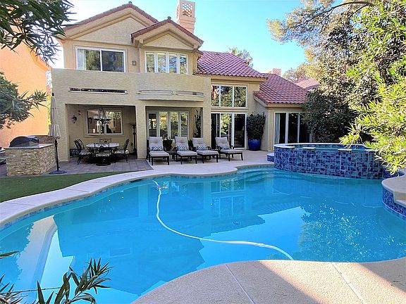 Private oasis in back