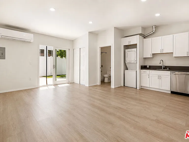 6033 Fallbrook Ave — Photo 17