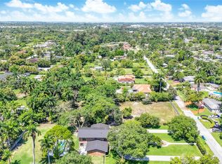 350 NE 158th St, Miami, FL 33162