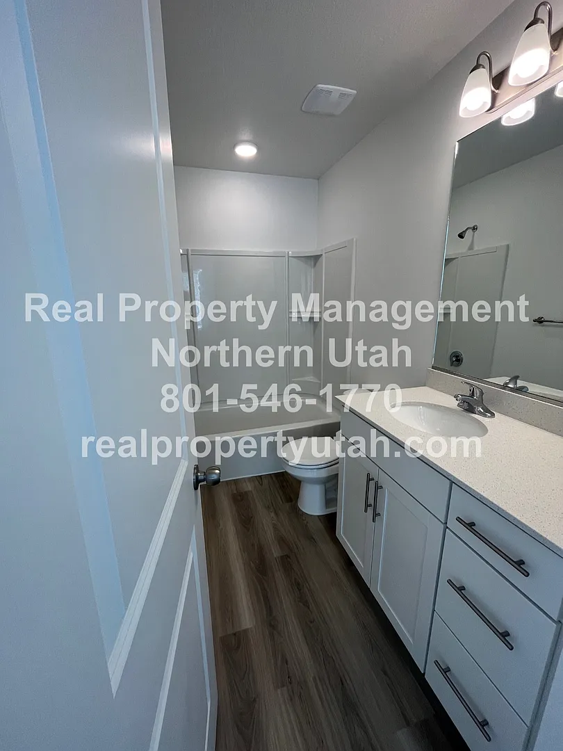 Beautiful townhome coming available on 09/25! — Photo 4