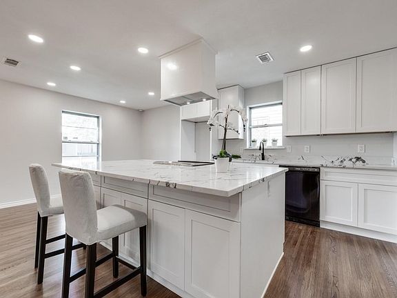 4th image of 2413 Larchmont Dr