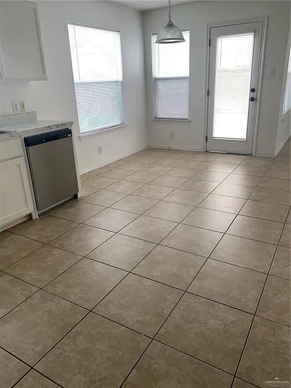 3 bed, 2.5 bath, 1885 sqft, $1,800 — Photo 3