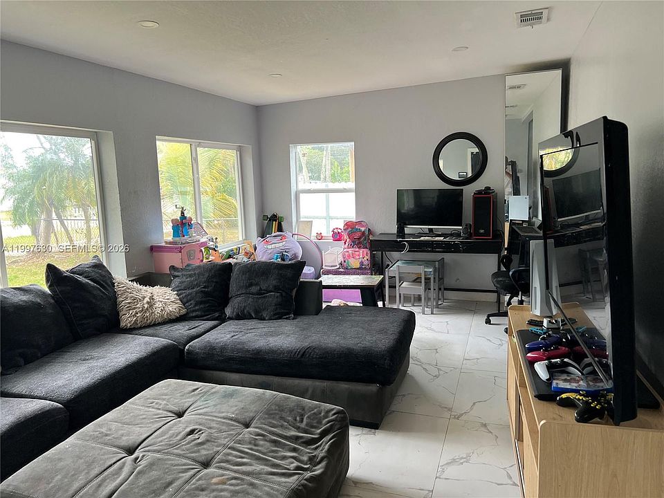 1st image of 450 NW 4th Ave