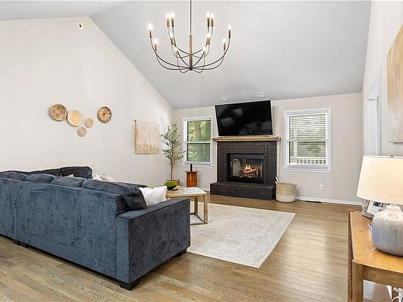 5th image of 1601 Elm St
