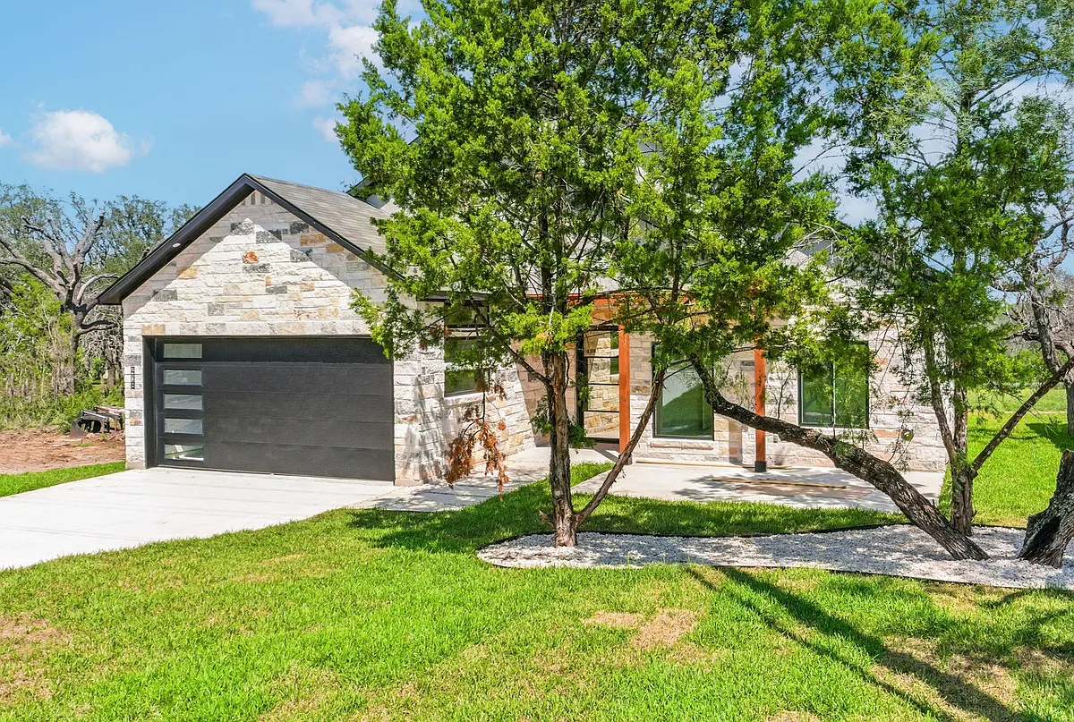 Building Photo - 418 Bedford Dr