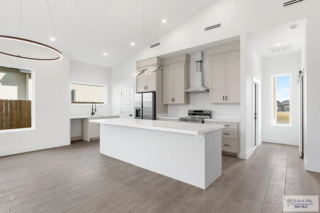 4 bed, 3.0 bath, 2070 sqft, $3,100 — Photo 4