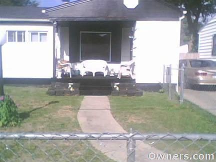 2nd image of 4213 Winona St