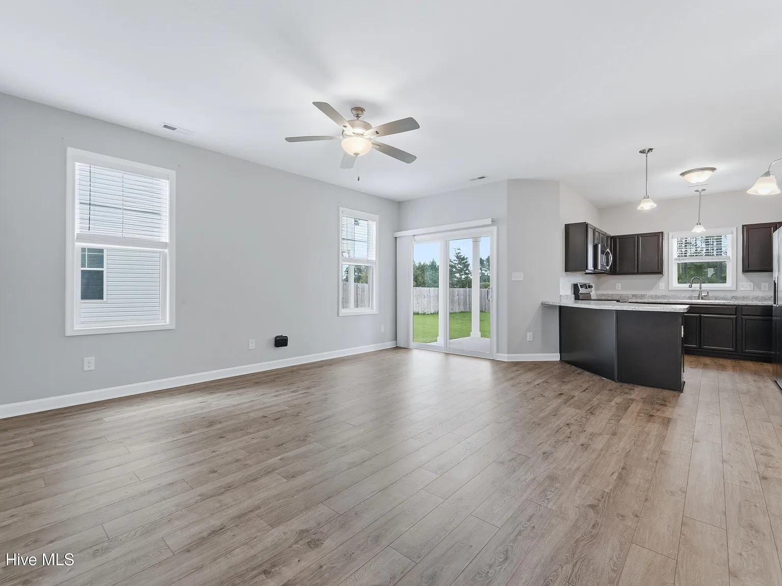 3 bed, 2.5 bath, 1569 sqft, $1,695 — Photo 4
