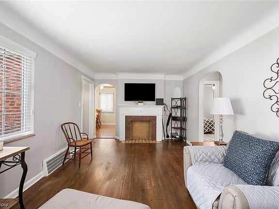 4th image of 14213 Montrose Ave
