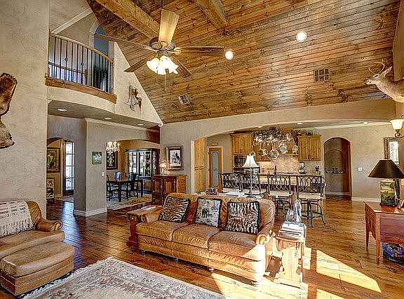 Family room to dining room