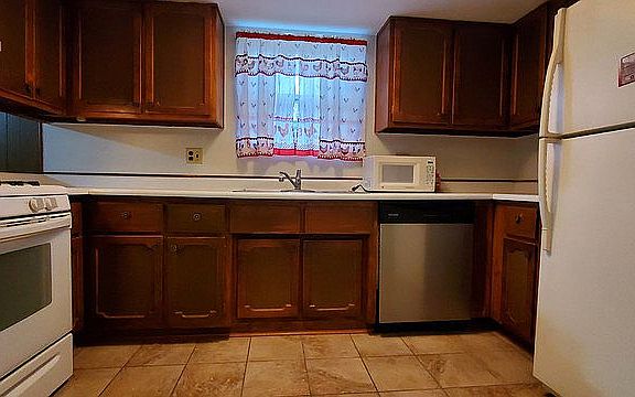 4th image of 642 S Village Dr