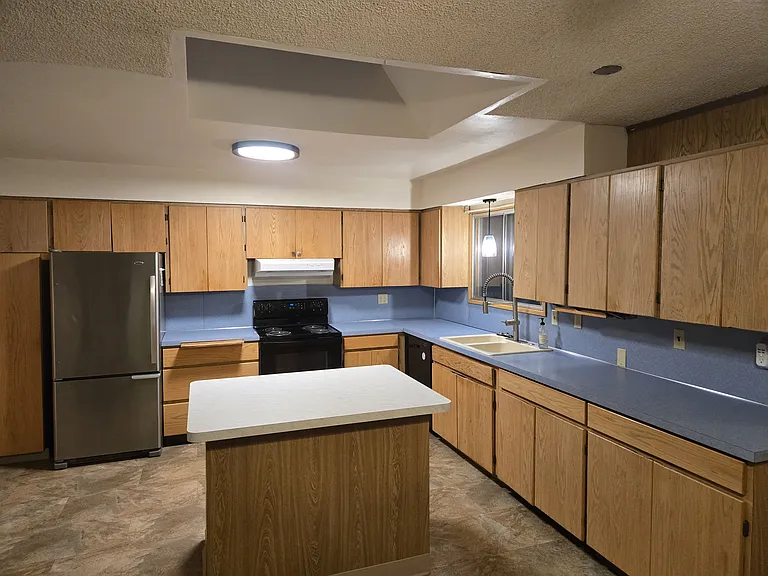 Kitchen with central island
