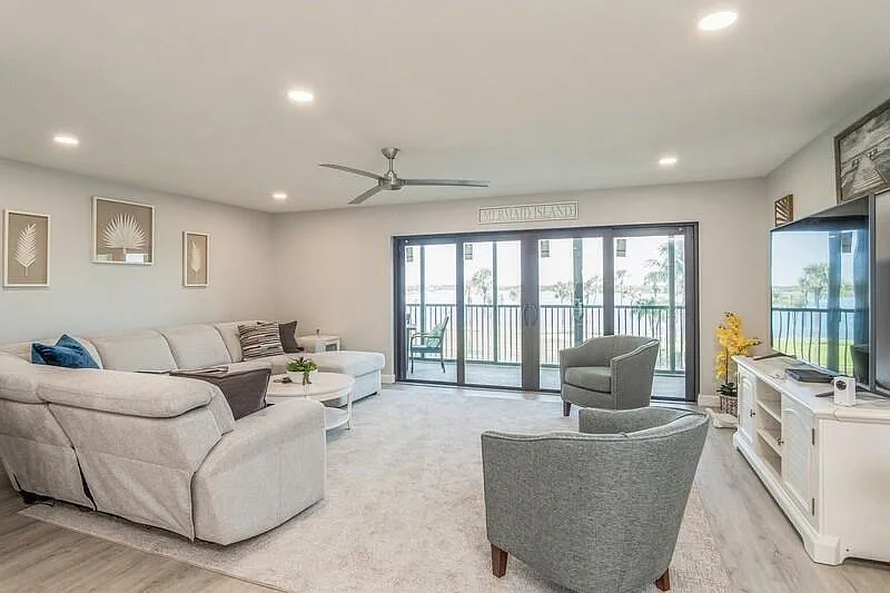 2 bed, 2.0 bath, 1272 sqft, $7,500 — Photo 3