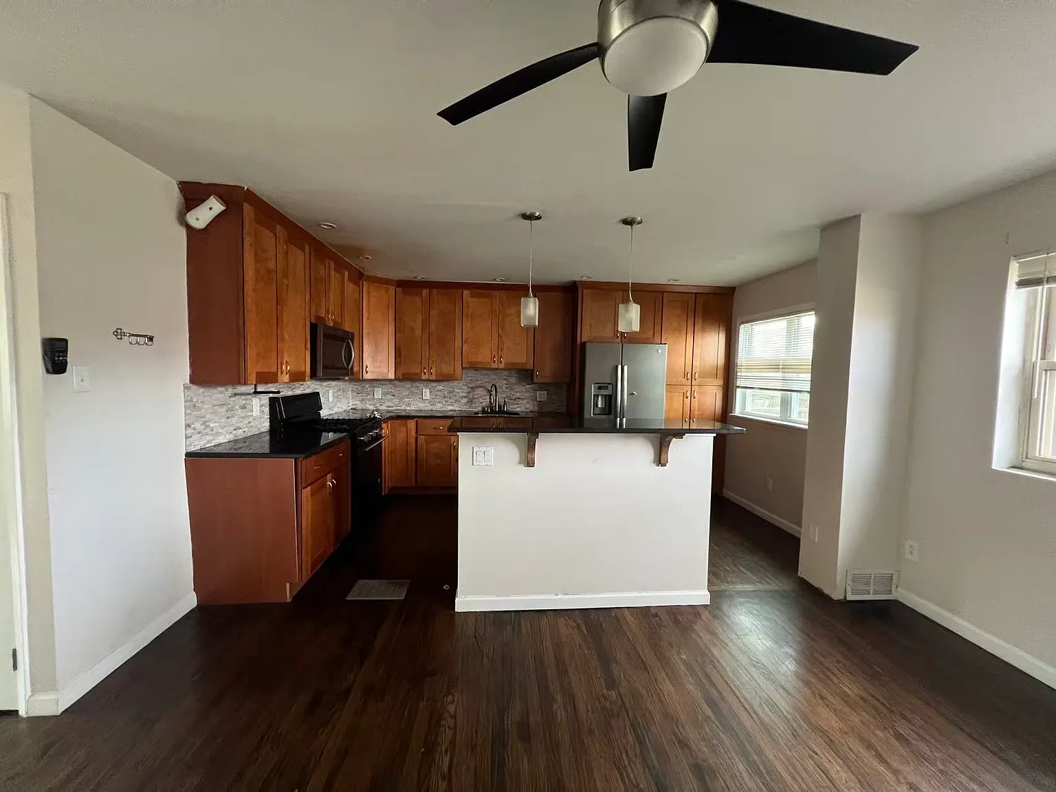 3 bed, 1.5 bath, 1360 sqft, $2,100 — Photo 2
