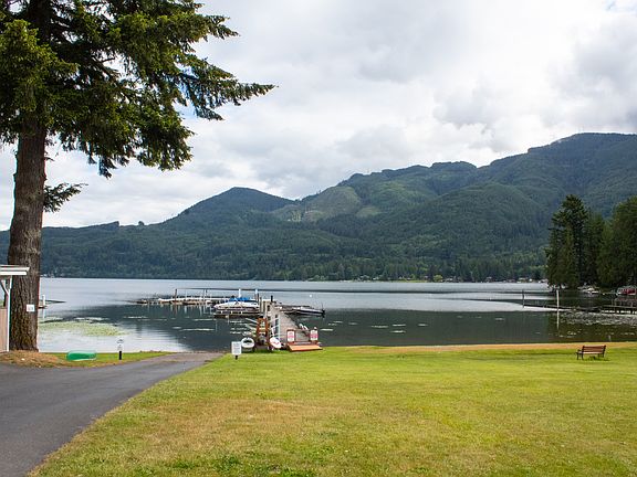 2nd image of 318 W Lake Samish Dr