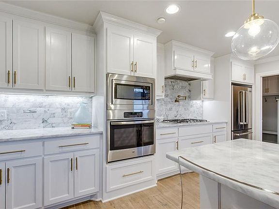 5th image of 2925 Drakestone Ave