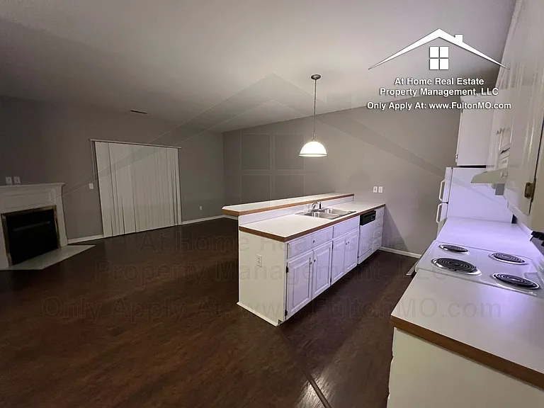 1009 Boulder Ct — Photo 2