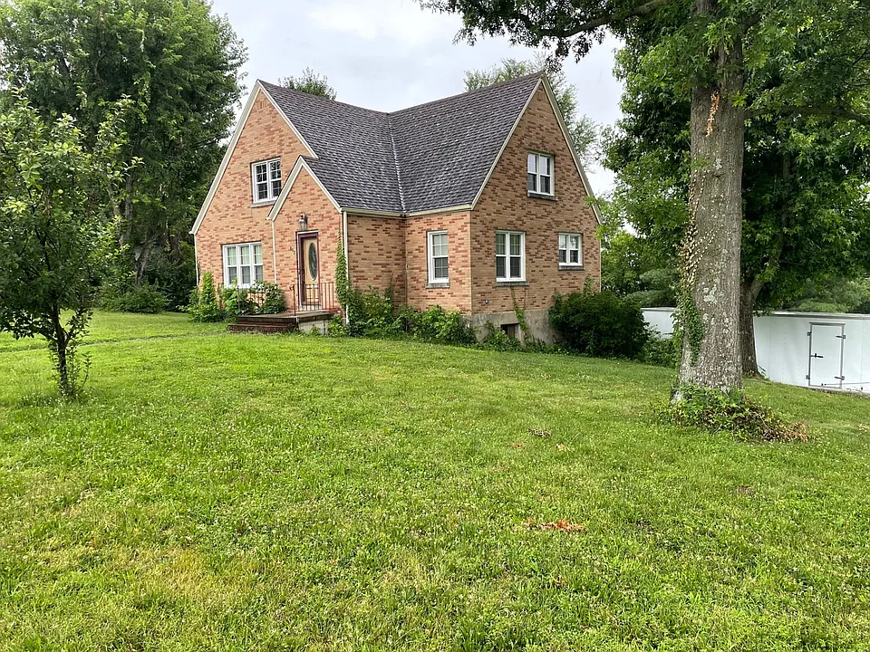 802 E Main St