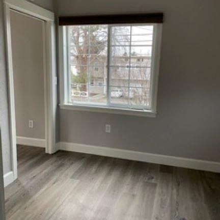 living area (entrance to kitchen on left)