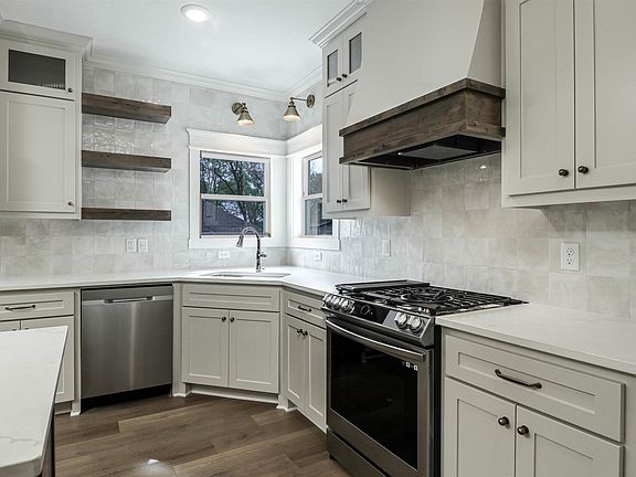 5th image of 413 Dallas St