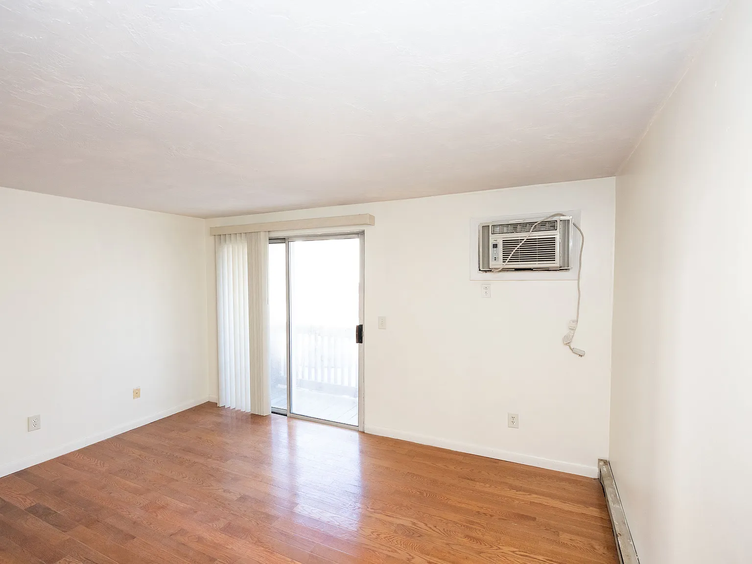 2 bed, 1090 sqft, $2,200 — Photo 4