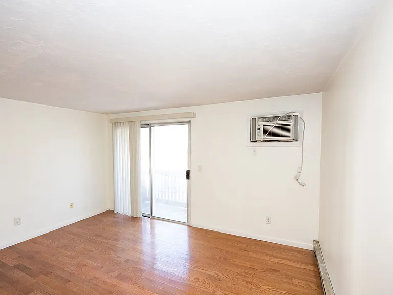11B Gibbs St #28 — Photo 4