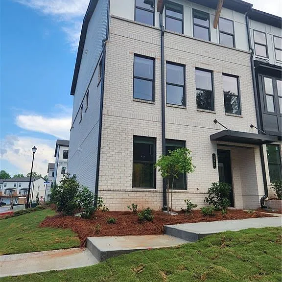 101 Holt Ln — Photo 1