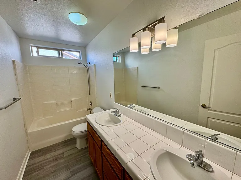 528 Burgundy St — Photo 9