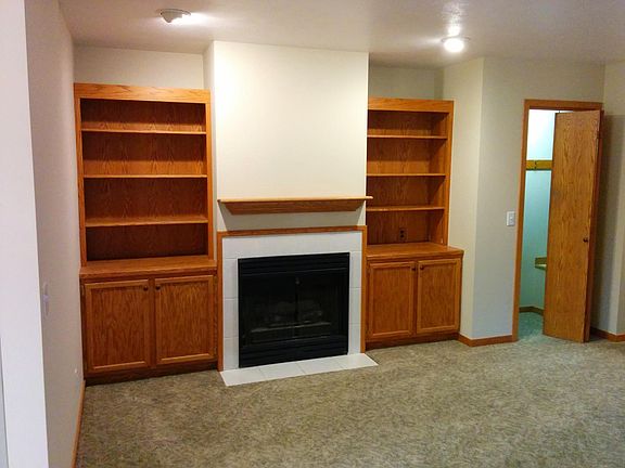 3rd image of 185 W Pine St