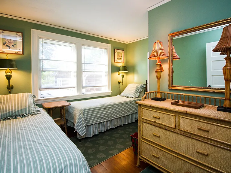 106 Meeting House Ln — Photo 10