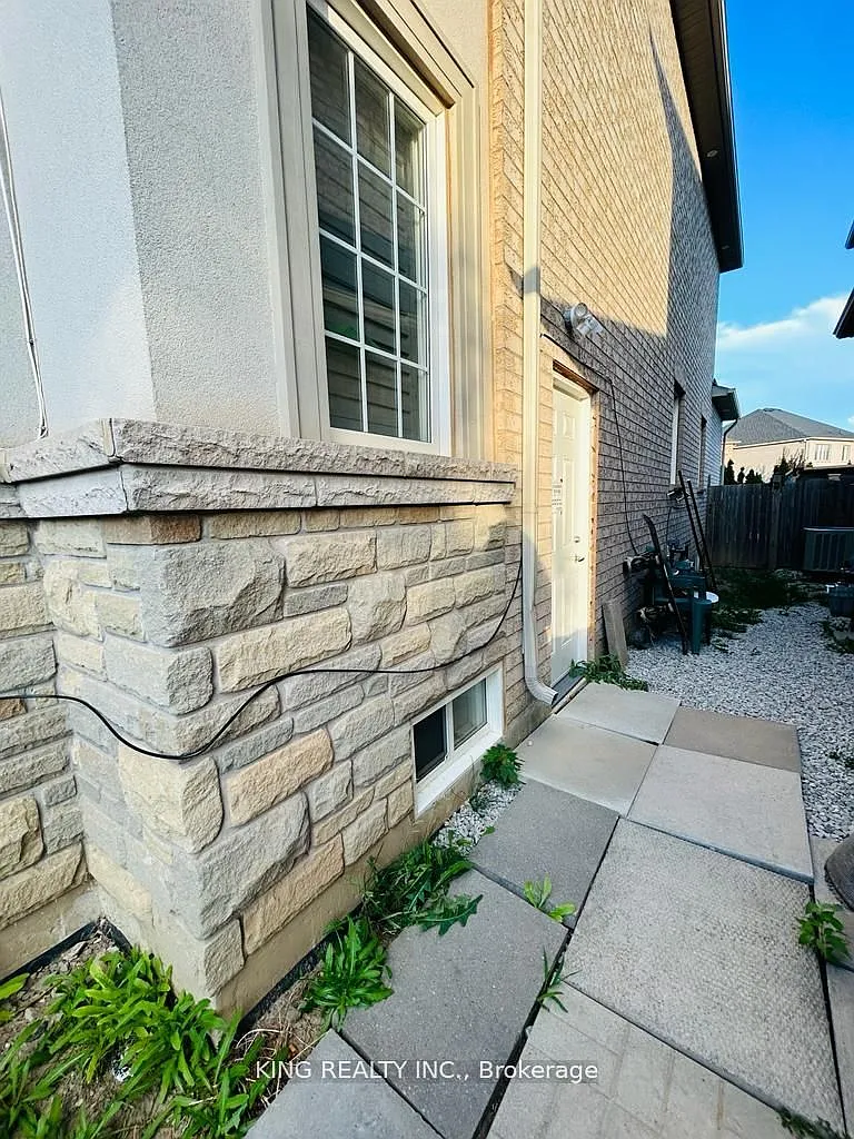 Building Photo - 13 Black Diamond Cres #BASEMENT