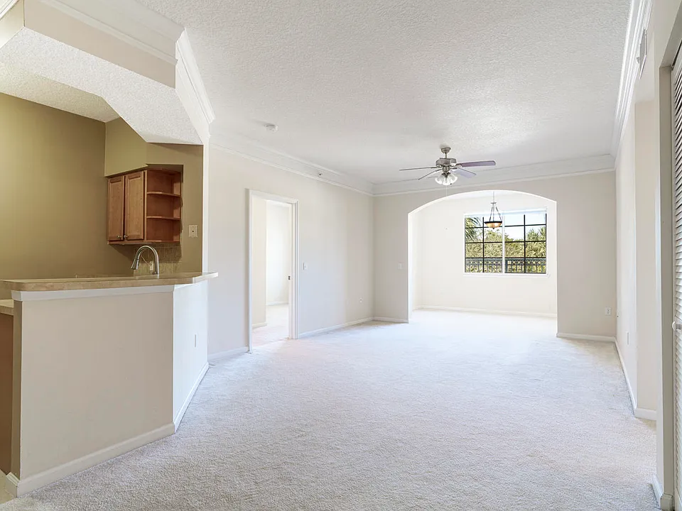1201 Myrtlewood Cir E