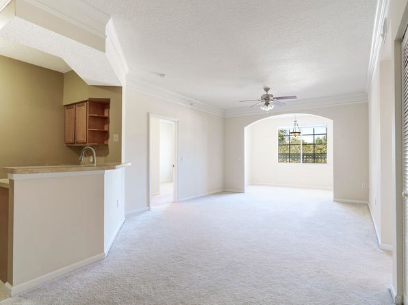 1201 Myrtlewood Cir E