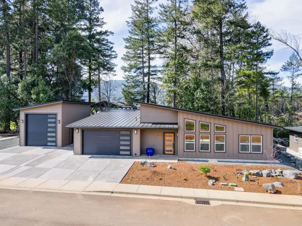 407 Selah Ln, Cave Junction, OR 97523