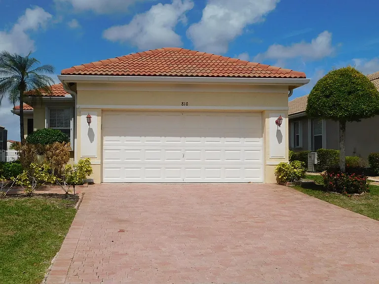 810 NW Rutherford Ct — Photo 1
