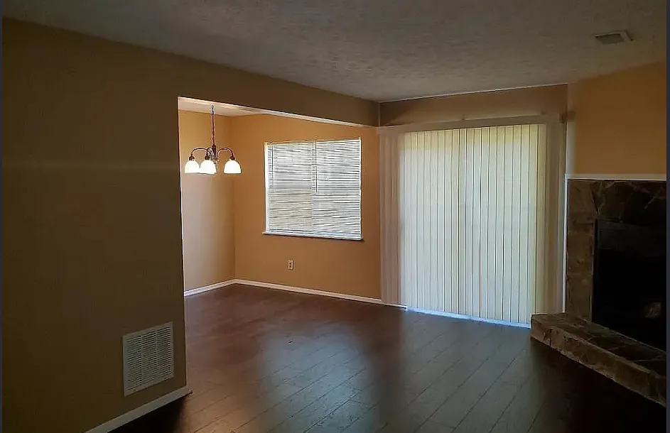 Building Photo - 2303 Pine Tree Trl