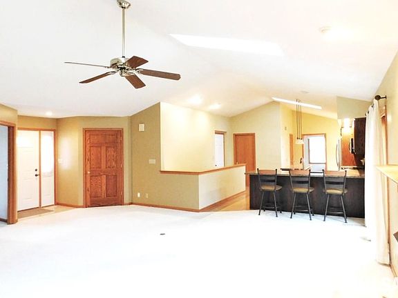 3rd image of 2 Deer Trail Ct
