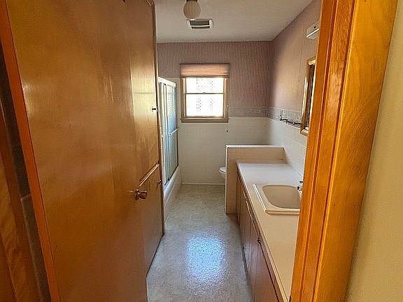 Bathroom with shower/tub 