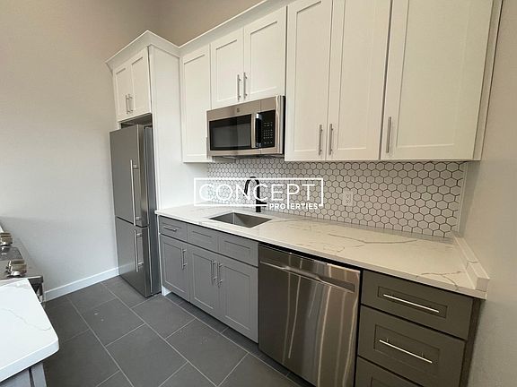 5th image of 1662 Washington St #308