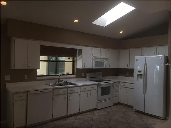 OPEN AND SPACIOUS KITCHEN.