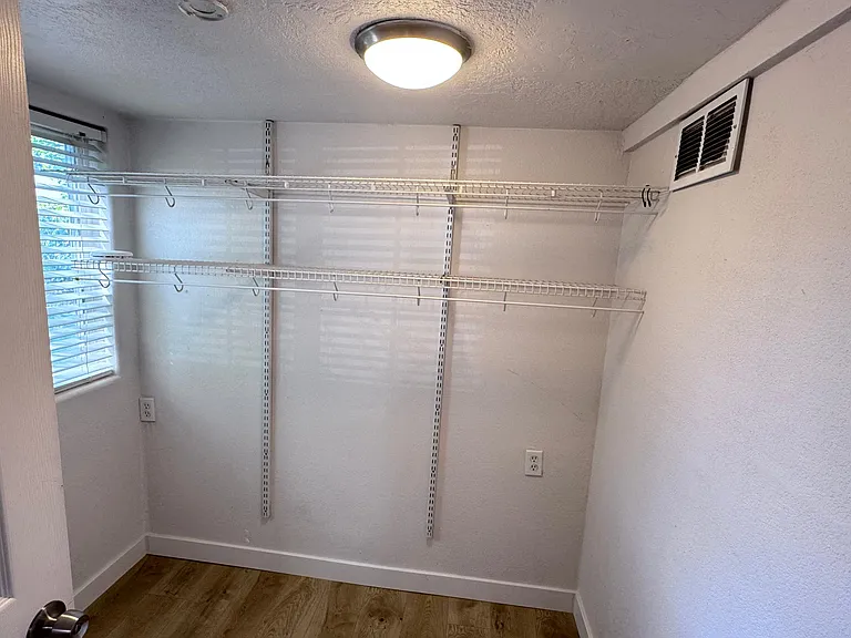 1008 S Lake St — Photo 11