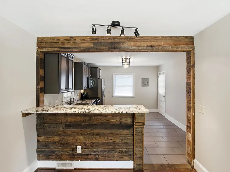 1230 Roanoke Ave — Photo 11