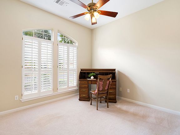 5th image of 104 Antler Cir