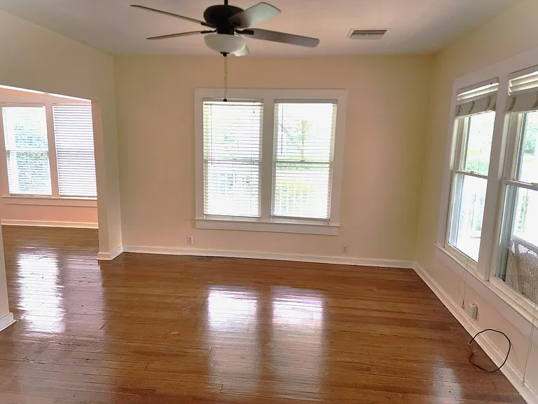 1001 N Ferncreek Ave — Photo 2