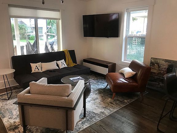 5th image of 921 Woodlawn Ave #1