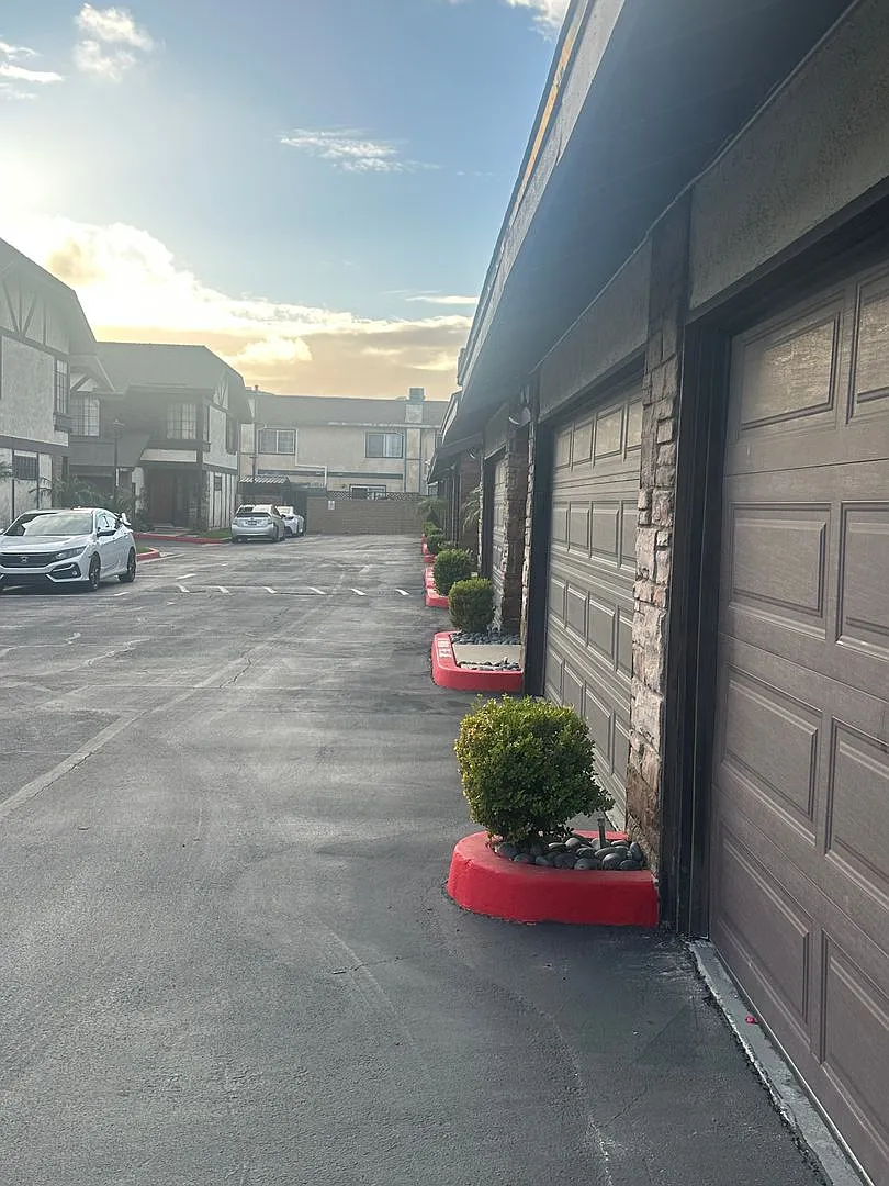 Charming 3-Bed/2.5-Bath Townhome with 2-Car Garage in Garden Grove — Photo 4