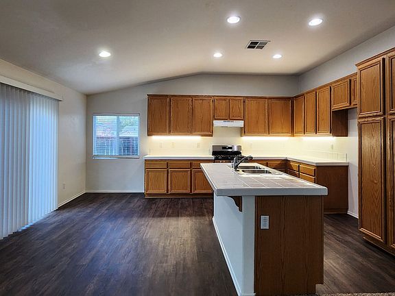 4th image of 32823 Fairmont Ln