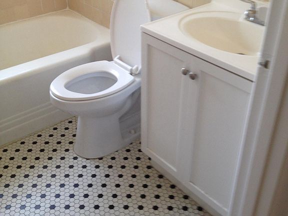 FULL BATH WITH TUB/SHOWER COMBINATION