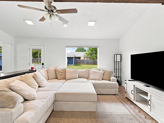4th image of 308 Oakwood Ln