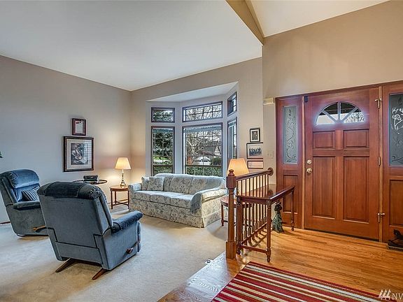 Another view of the entry and gleaming hardwood threshold. 